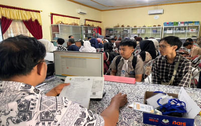 PEKAN PERTAMA SPMB JATENG 2026: SMAN 1 SALAMAN RAMPUNGKAN VERIFIKASI 260 AKUN