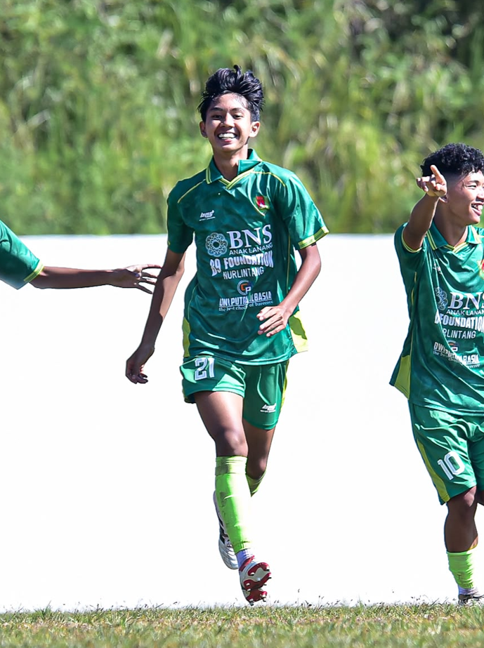 Chris Tyevan Hattak pada cabang olahraga sepak bola